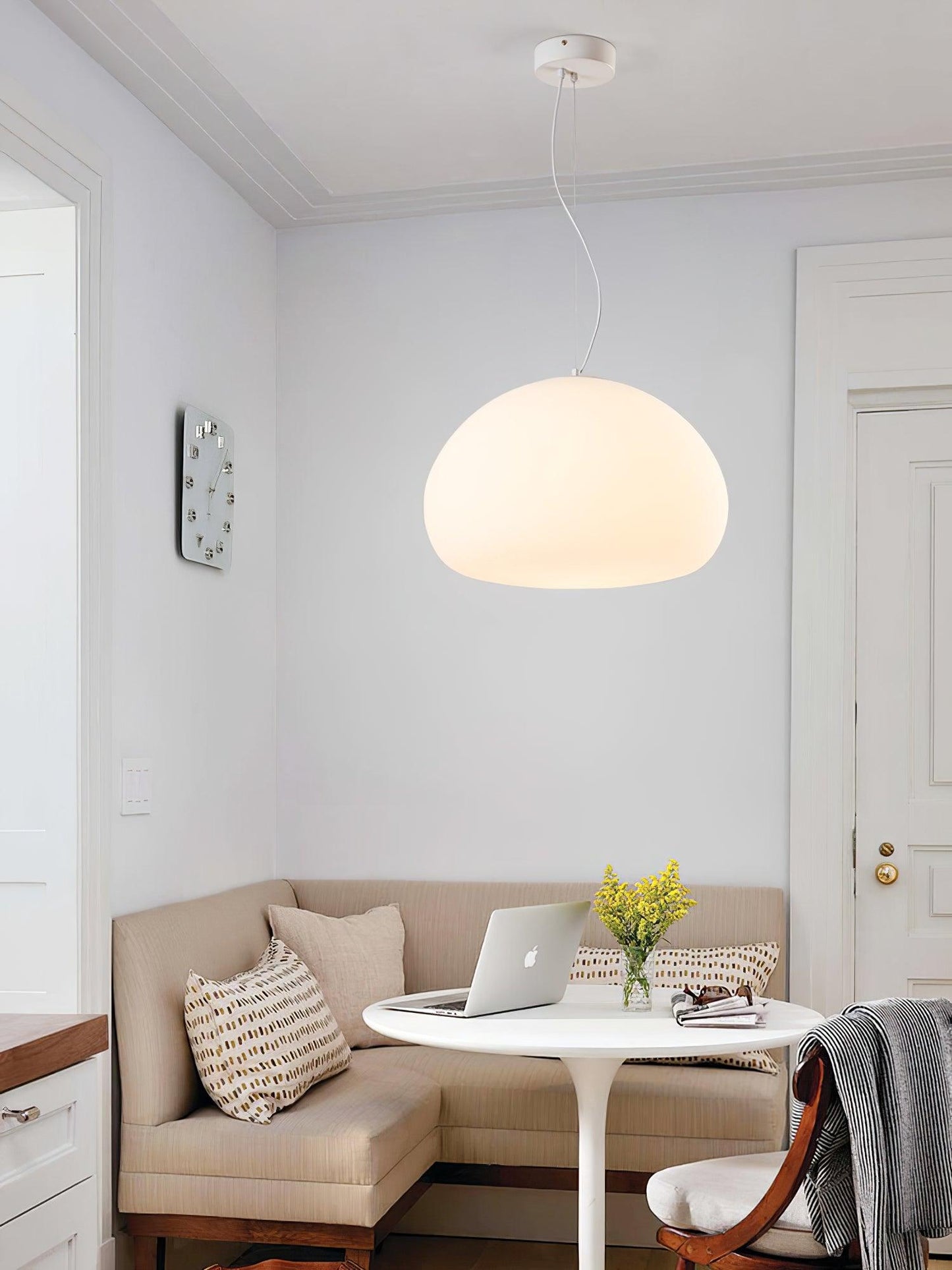 Hängande lampa i chic bao-form – Samtida glasdesign för en varm atmosfär