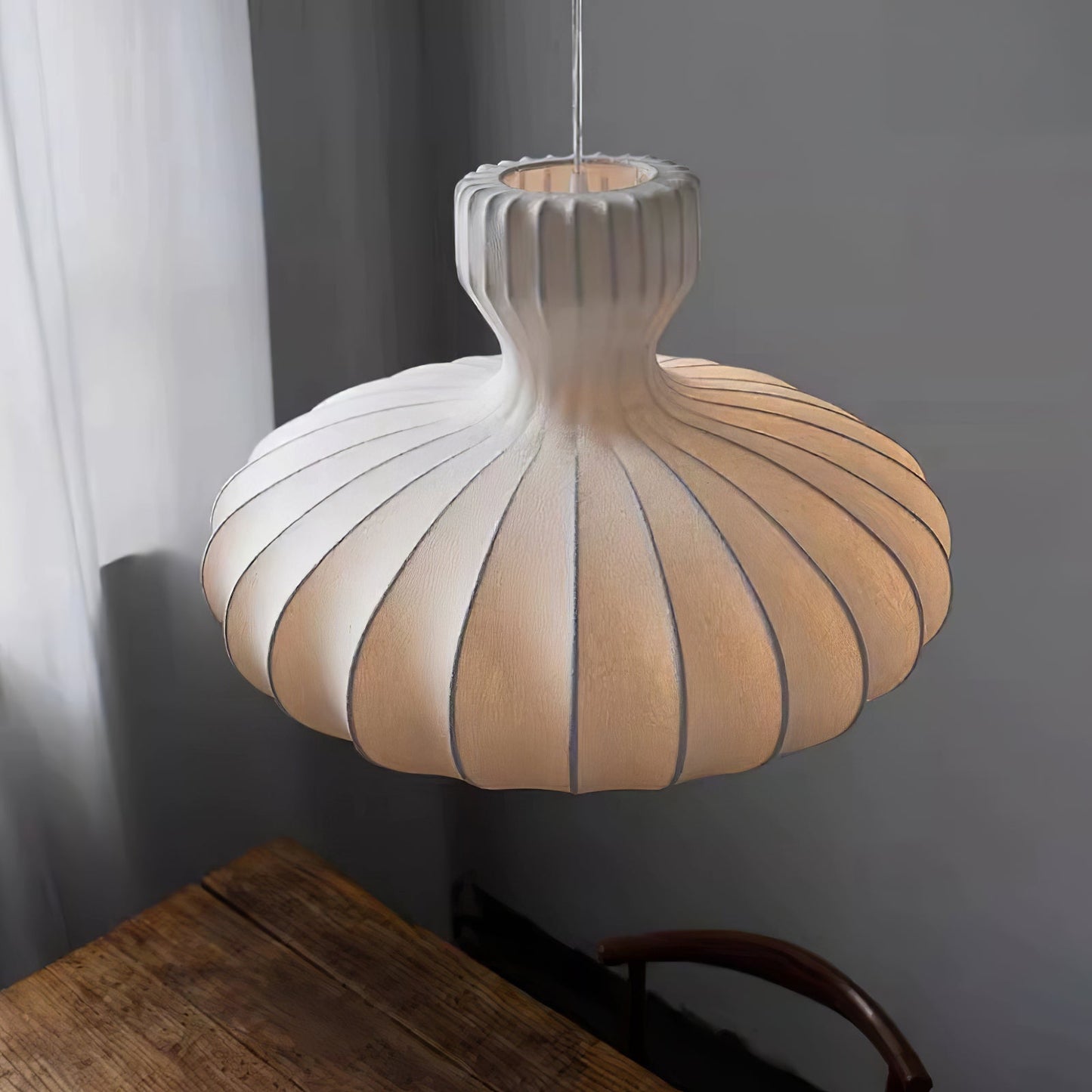 Élégante suspension Bella Bloom – Lampe vintage intemporelle en soie naturelle et métal