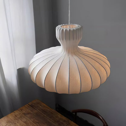 Élégante suspension Bella Bloom – Lampe vintage intemporelle en soie naturelle et métal