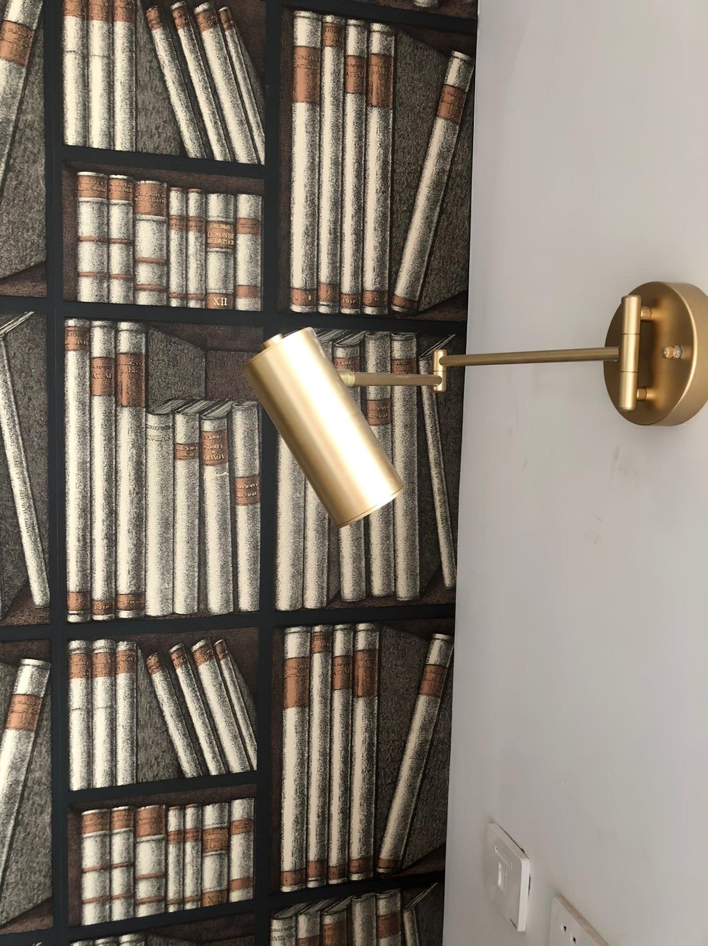 Modern och ren LED vägglampa i järn - Elegant och justerbar design med integrerad belysning