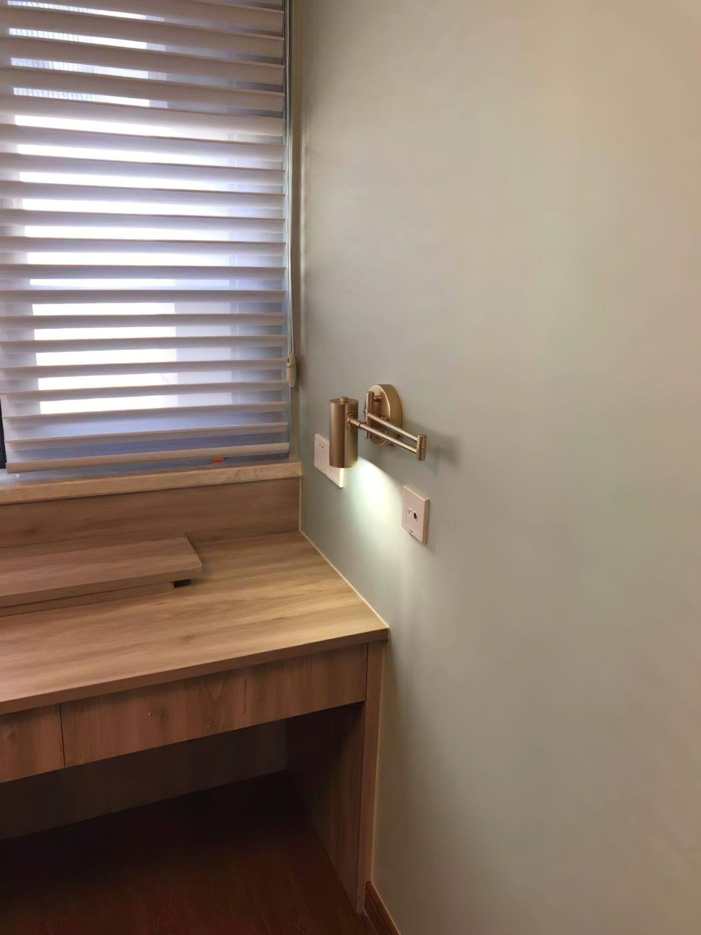 Modern och ren LED vägglampa i järn - Elegant och justerbar design med integrerad belysning