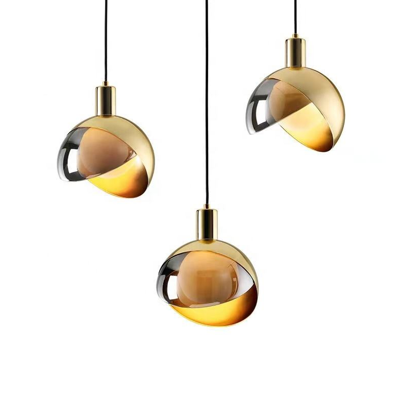 Elegante noordse glazen en gouden hanglamp – Stijlvol ontwerp met gerookte lampenkap