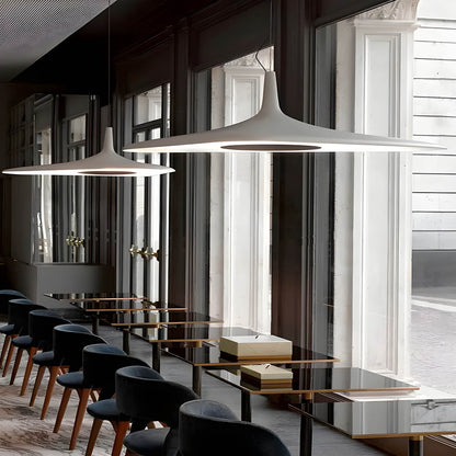 Suspension Tipi Élégante – Une Œuvre Maîtresse en Résine Unique pour Espaces Contemporains