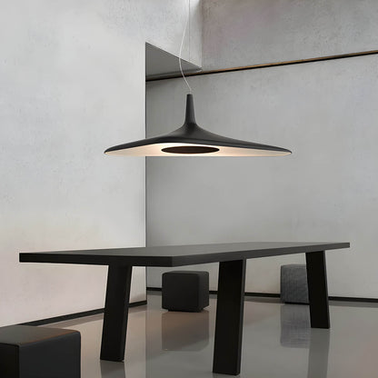 Suspension Tipi Élégante – Une Œuvre Maîtresse en Résine Unique pour Espaces Contemporains