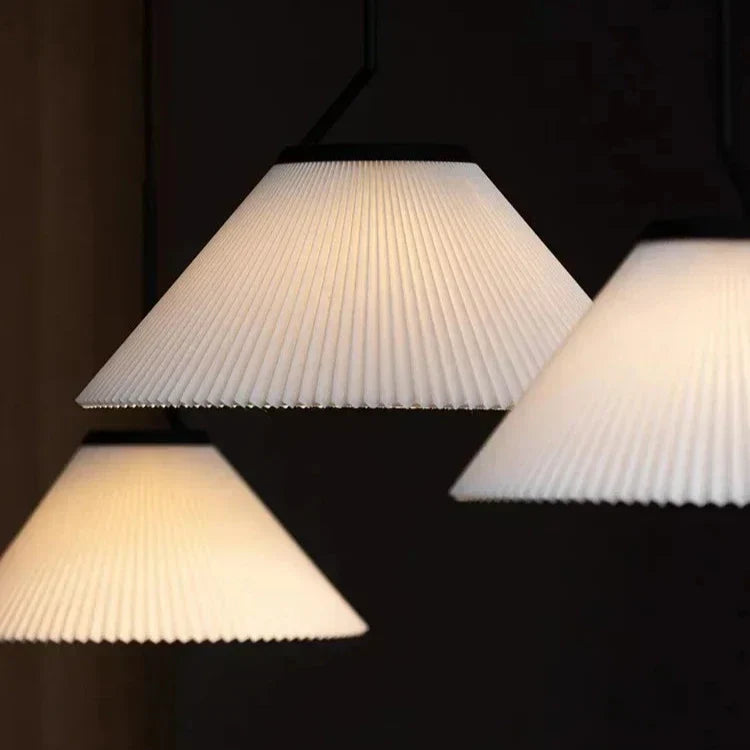 Élégance scandinave : Suspension LED en tissu crème avec design plissé nordique