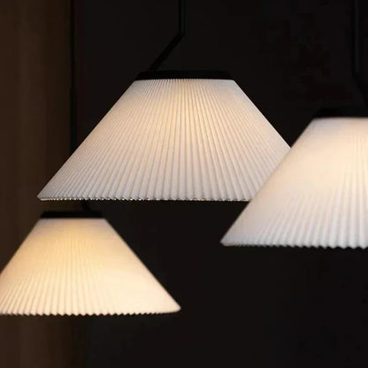 Élégance scandinave : Suspension LED en tissu crème avec design plissé nordique