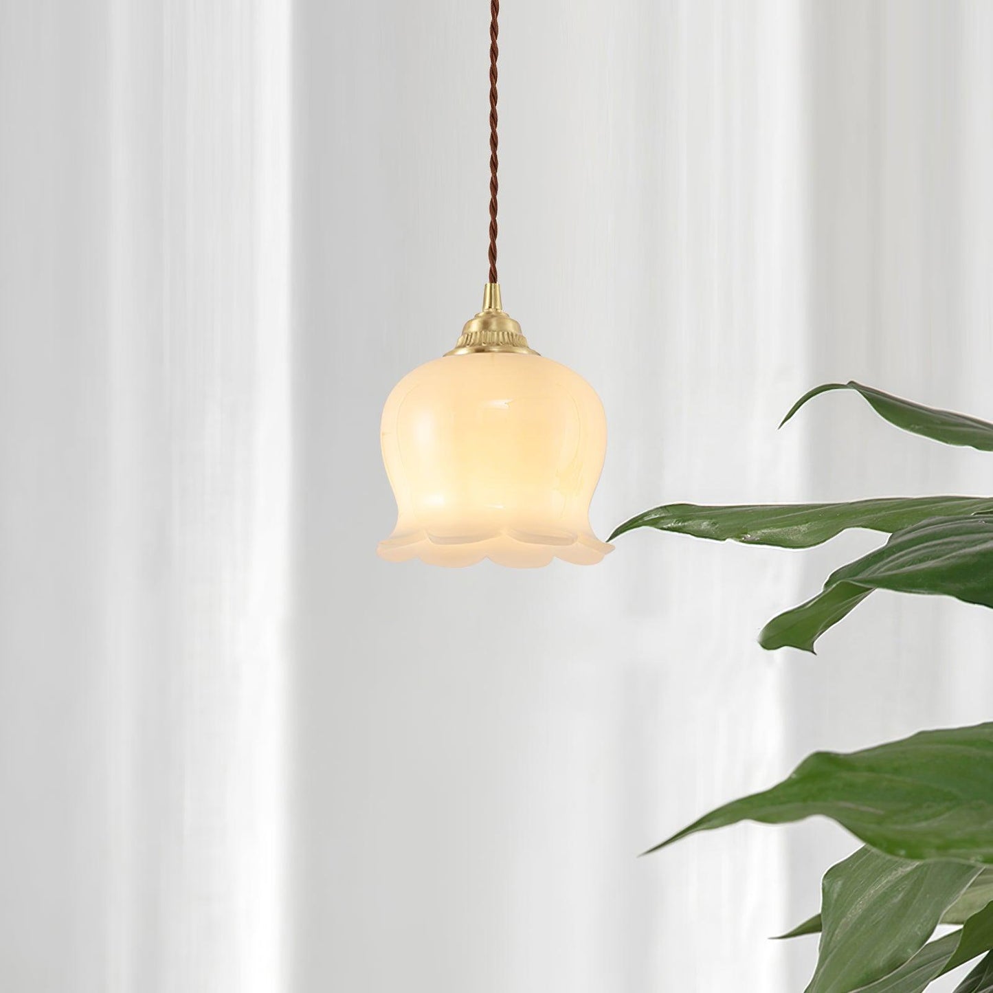 Elegante hanglamp Talblume – Prachtig bloemmotief in messing en hars