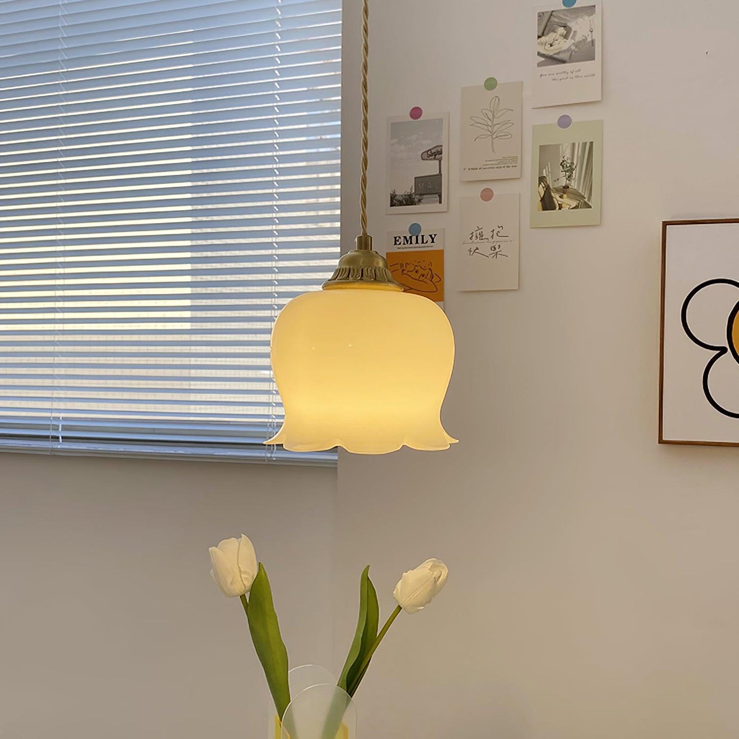 Elegante hanglamp Talblume – Prachtig bloemmotief in messing en hars