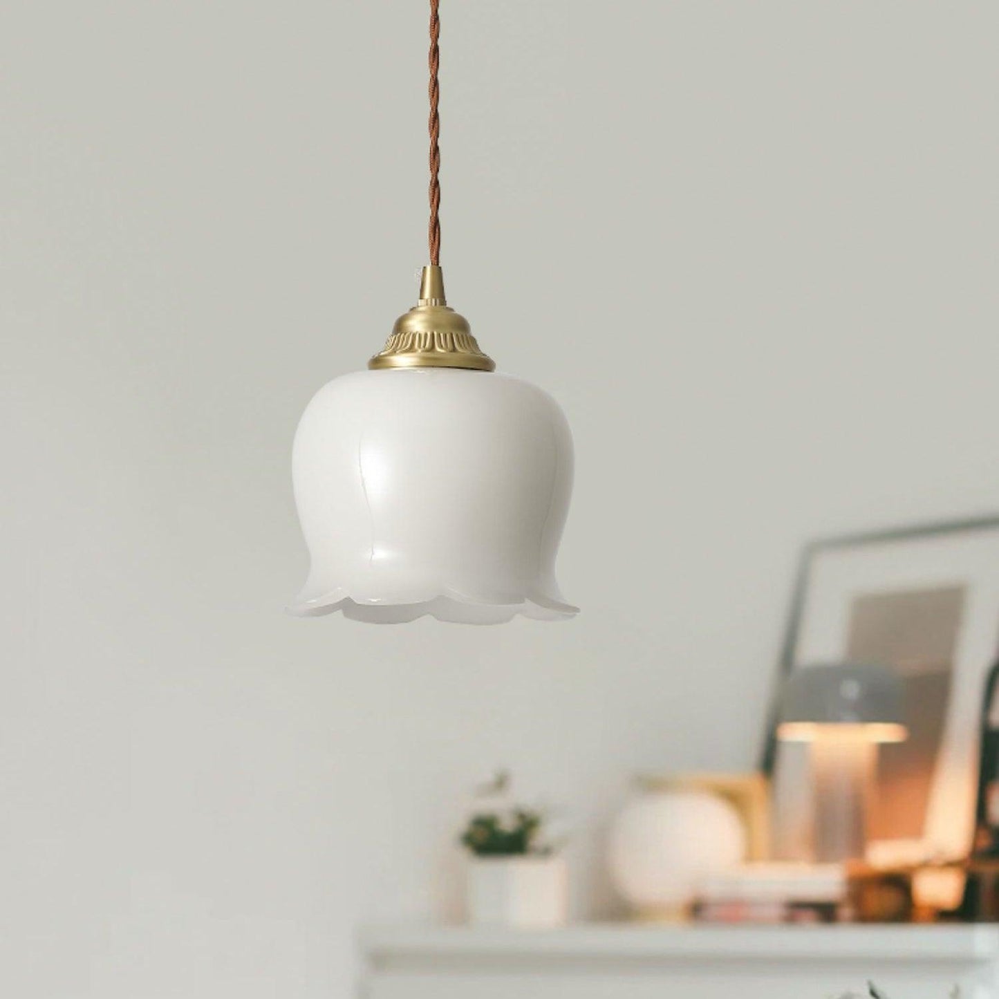 Elegante hanglamp Talblume – Prachtig bloemmotief in messing en hars