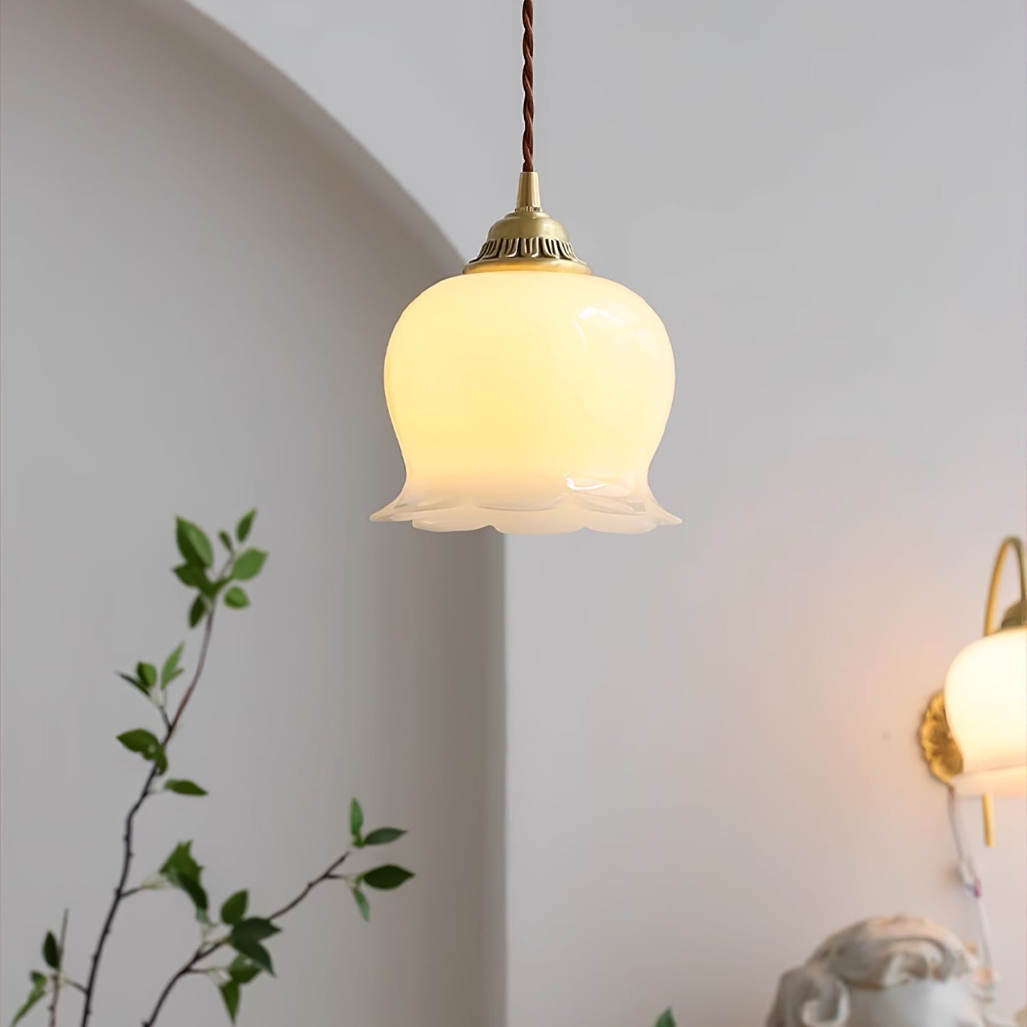 Elegante hanglamp Talblume – Prachtig bloemmotief in messing en hars