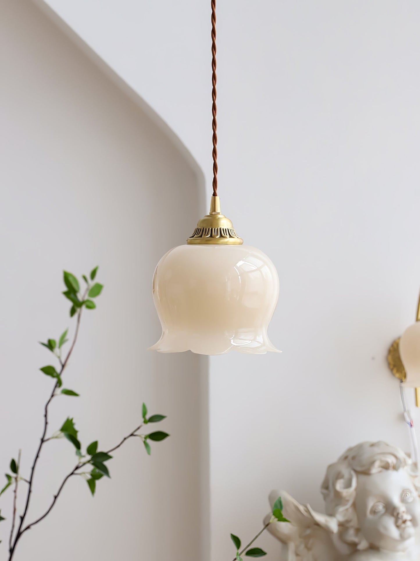Elegante hanglamp Talblume – Prachtig bloemmotief in messing en hars