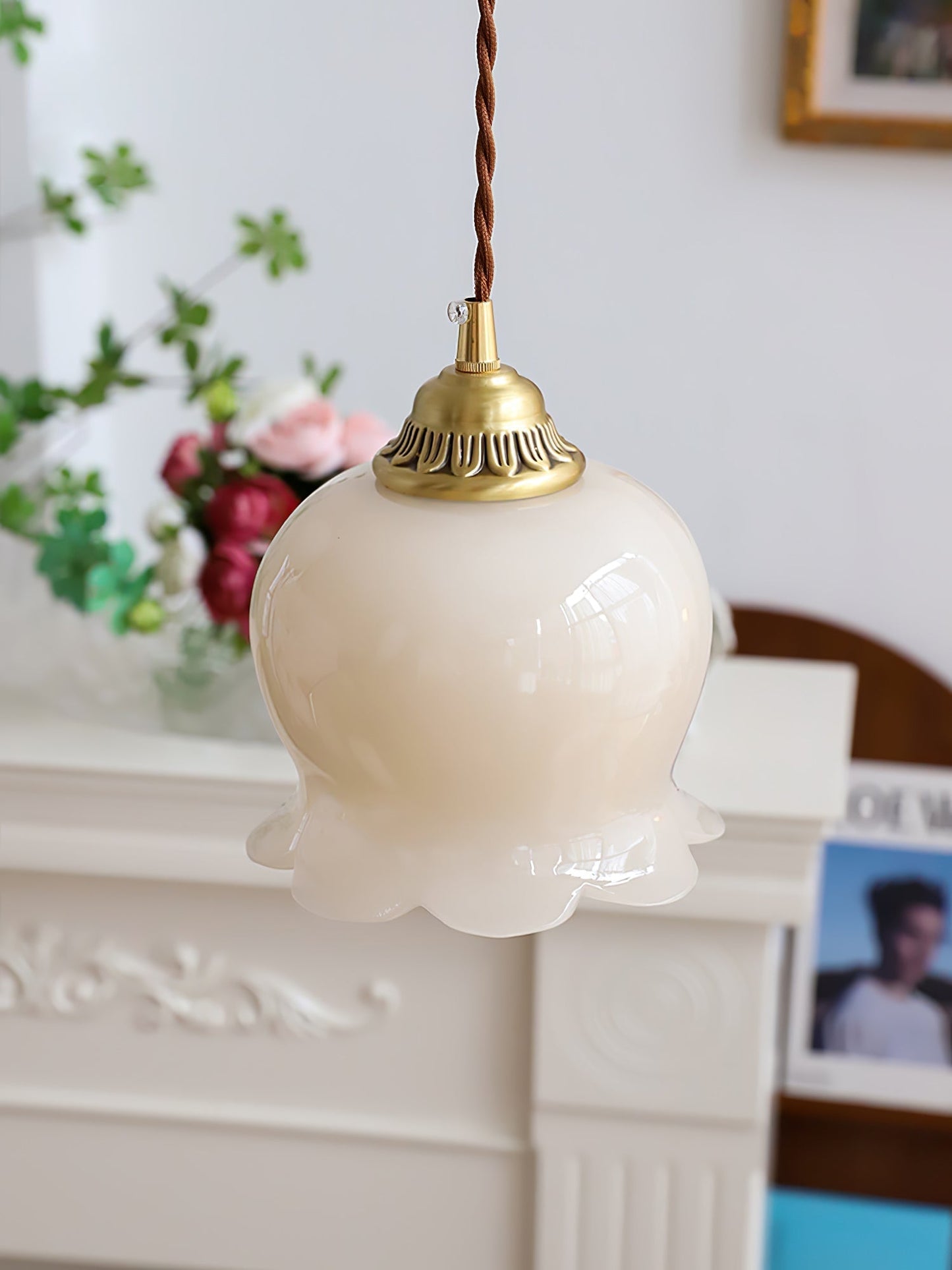 Elegante hanglamp Talblume – Prachtig bloemmotief in messing en hars