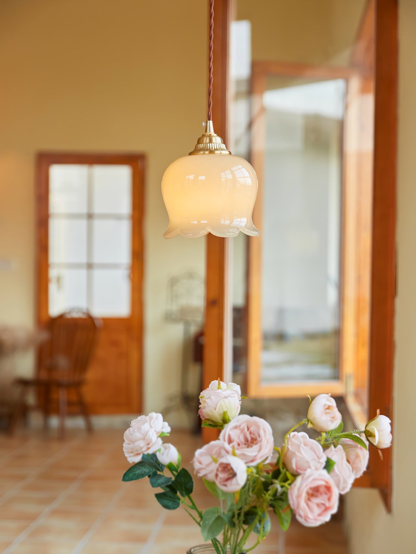 Elegante hanglamp Talblume – Prachtig bloemmotief in messing en hars
