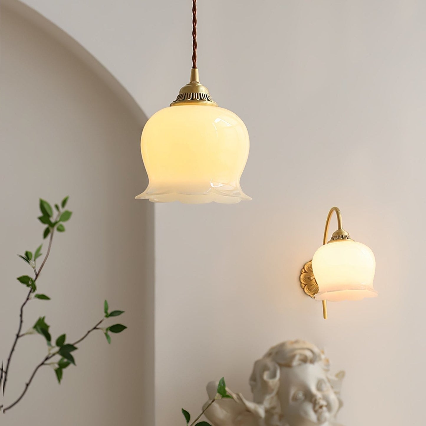 Elegante hanglamp Talblume – Prachtig bloemmotief in messing en hars