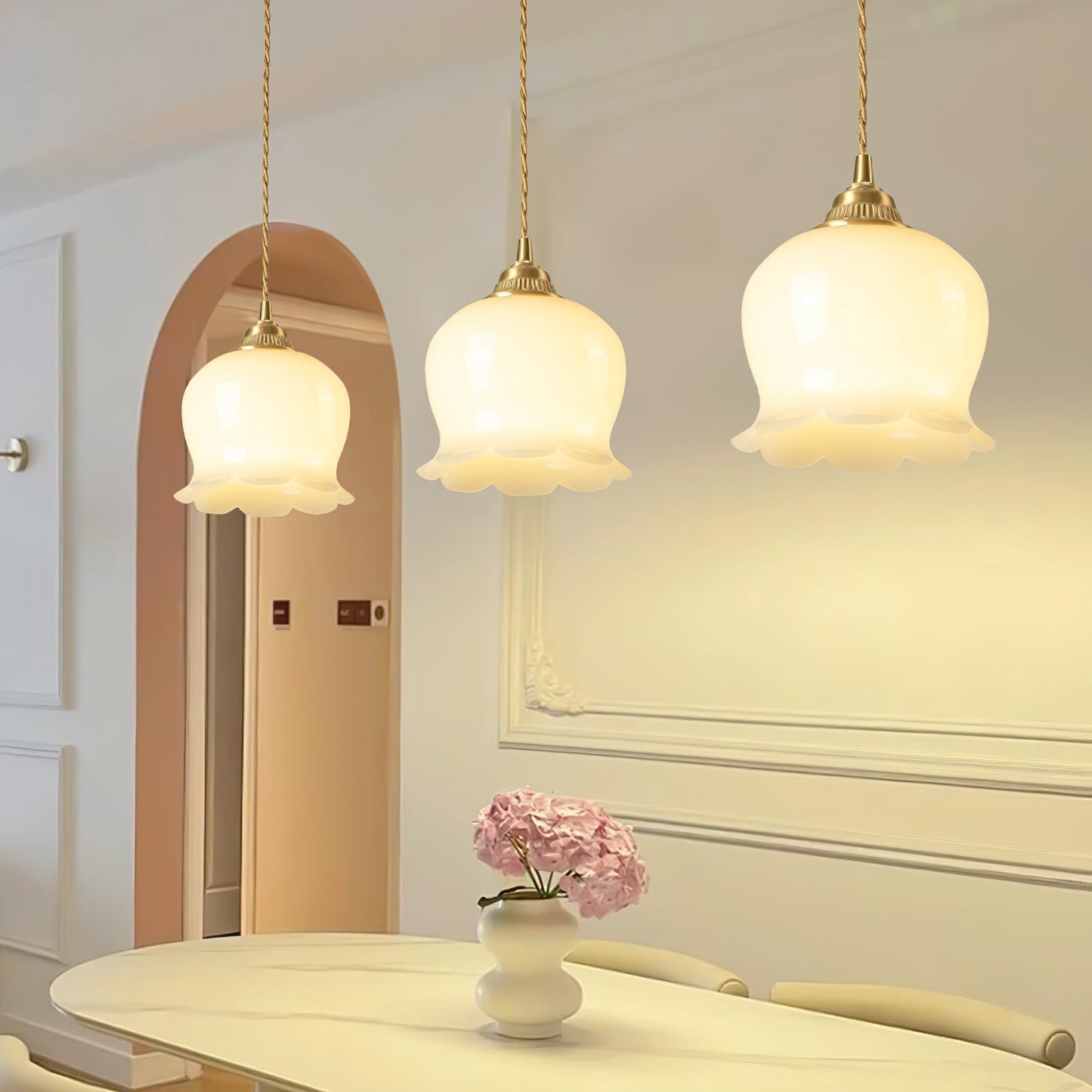 Elegante hanglamp Talblume – Prachtig bloemmotief in messing en hars