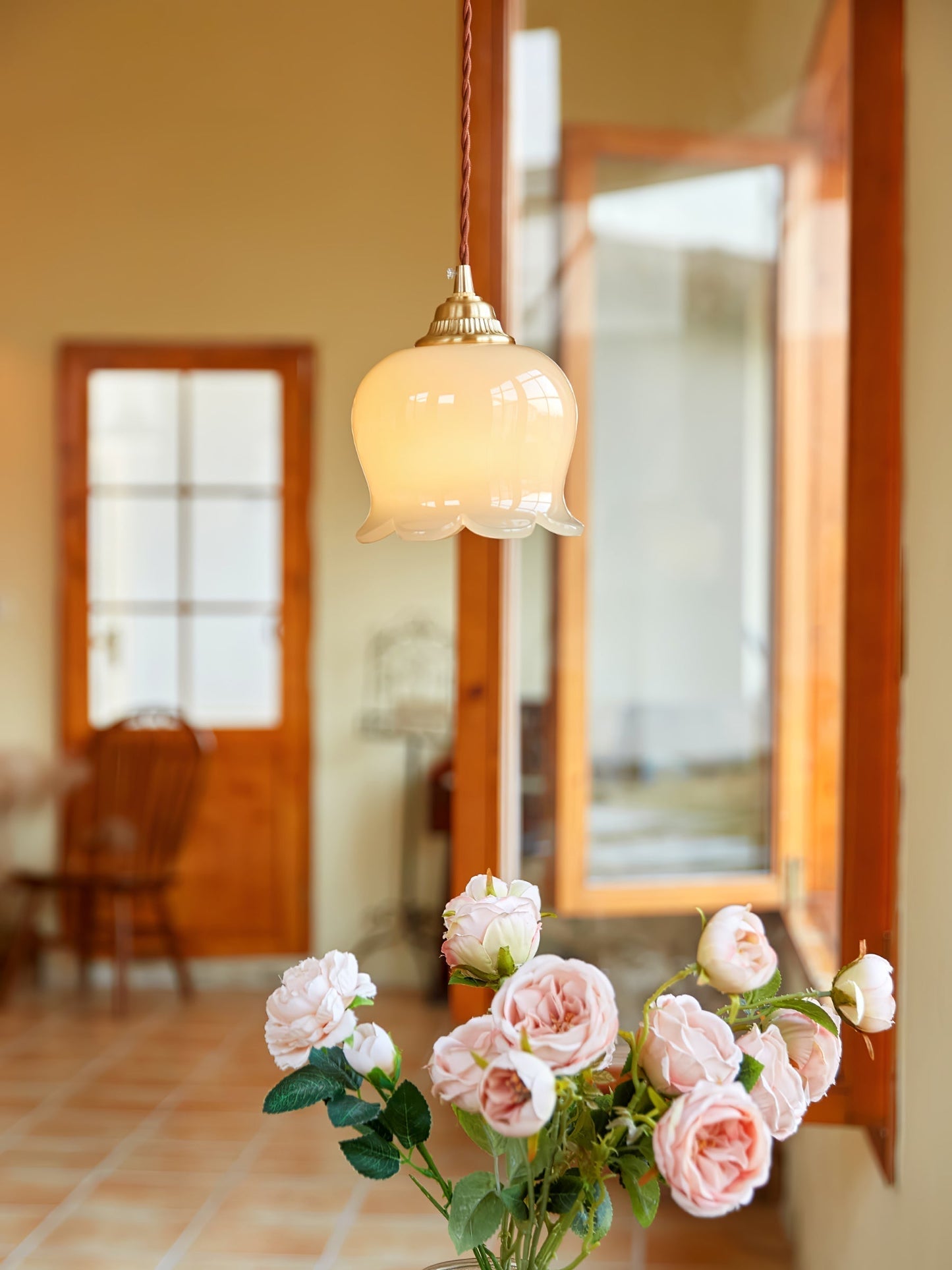 Elegante hanglamp Talblume – Prachtig bloemmotief in messing en hars