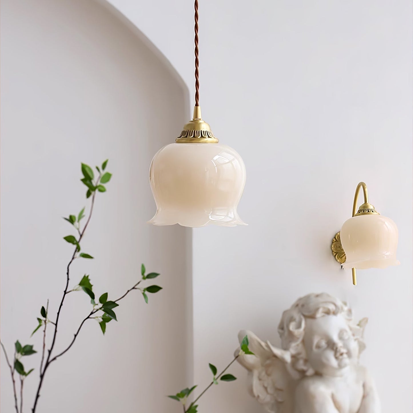 Elegante hanglamp Talblume – Prachtig bloemmotief in messing en hars