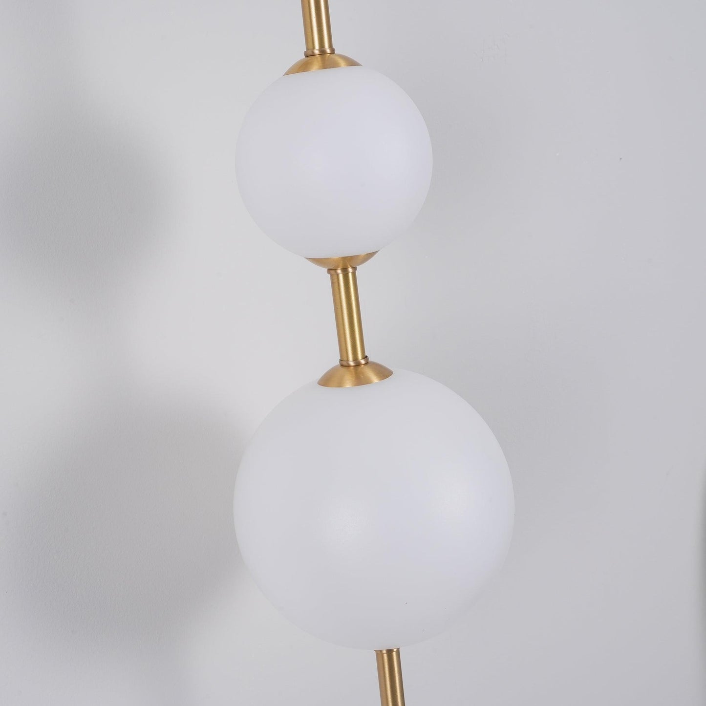 Applique Murale en Verre Globe Vertical Élégante – Éclairage Moderne Chic pour Espaces Haut de Gamme