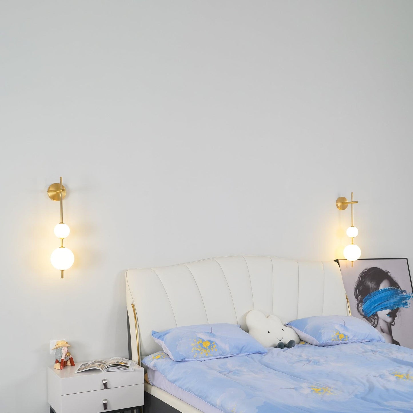 Applique Murale en Verre Globe Vertical Élégante – Éclairage Moderne Chic pour Espaces Haut de Gamme