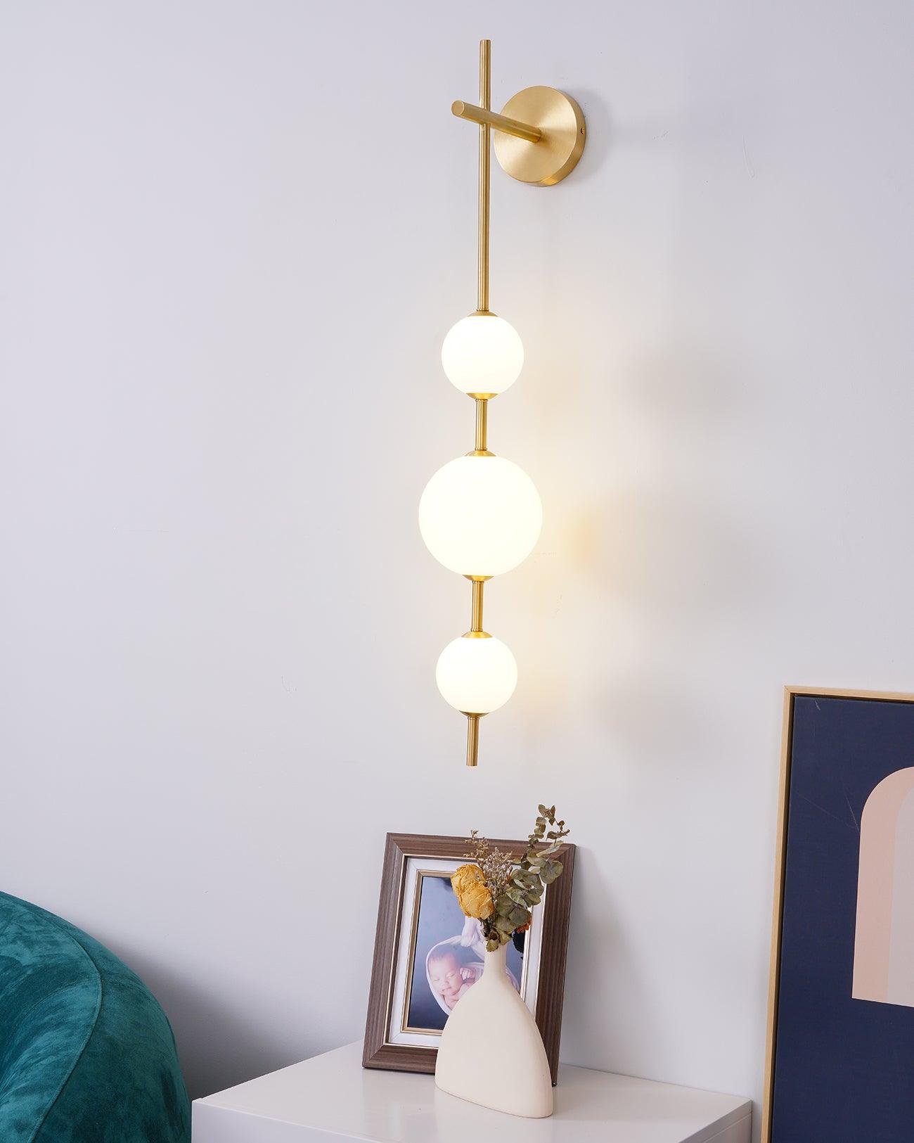 Applique Murale en Verre Globe Vertical Élégante – Éclairage Moderne Chic pour Espaces Haut de Gamme