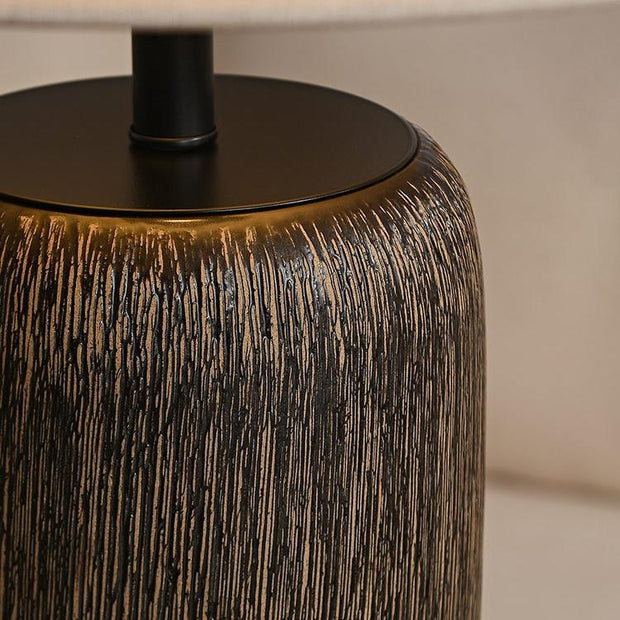 Floor lamp in aged wood with rustic elegance – Perfect for contemporary living spaces