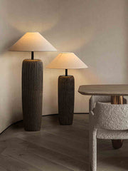 Floor lamp in aged wood with rustic elegance – Perfect for contemporary living spaces