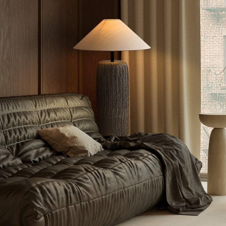 Lampe de sol en bois vieilli à l'élégance rustique – Parfaite pour les espaces de vie contemporains