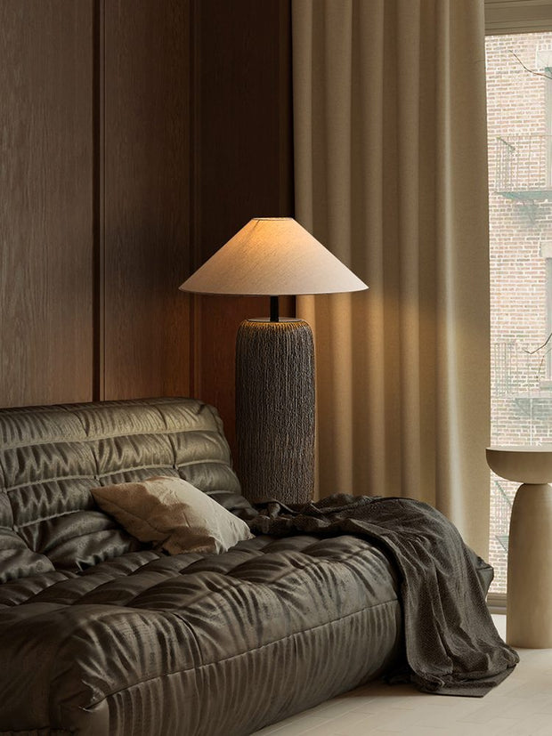 Floor lamp in aged wood with rustic elegance – Perfect for contemporary living spaces