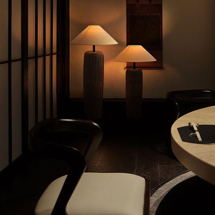 Lampe de sol en bois vieilli à l'élégance rustique – Parfaite pour les espaces de vie contemporains