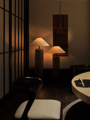 Floor lamp in aged wood with rustic elegance – Perfect for contemporary living spaces
