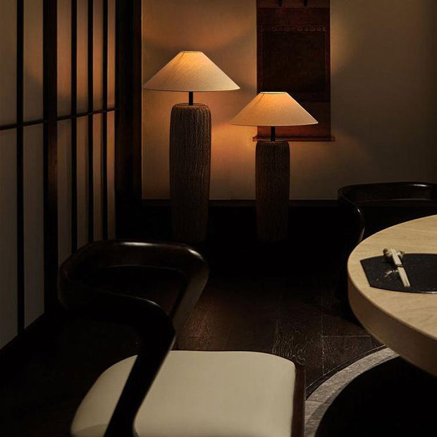 Floor lamp in aged wood with rustic elegance – Perfect for contemporary living spaces