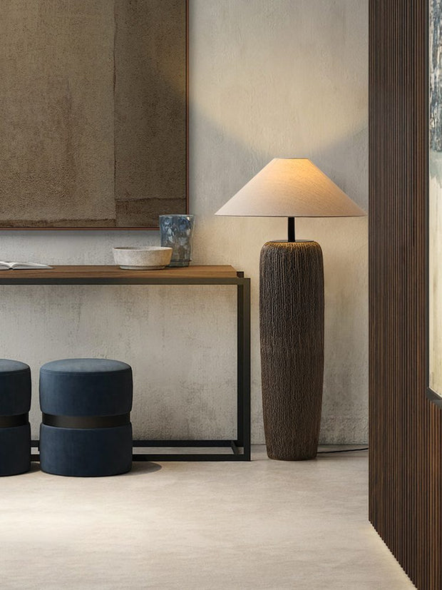 Floor lamp in aged wood with rustic elegance – Perfect for contemporary living spaces