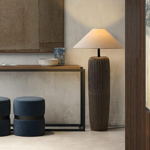 Floor lamp in aged wood with rustic elegance – Perfect for contemporary living spaces