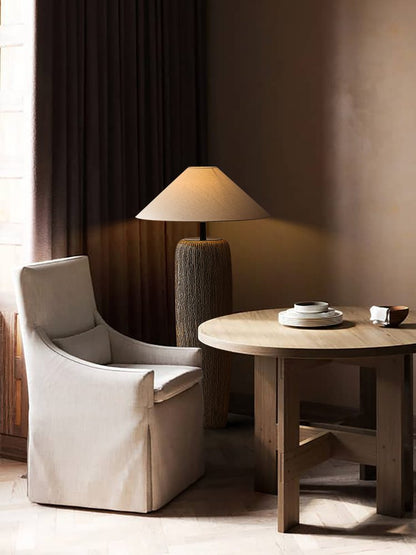 Lampe de sol en bois vieilli à l'élégance rustique – Parfaite pour les espaces de vie contemporains