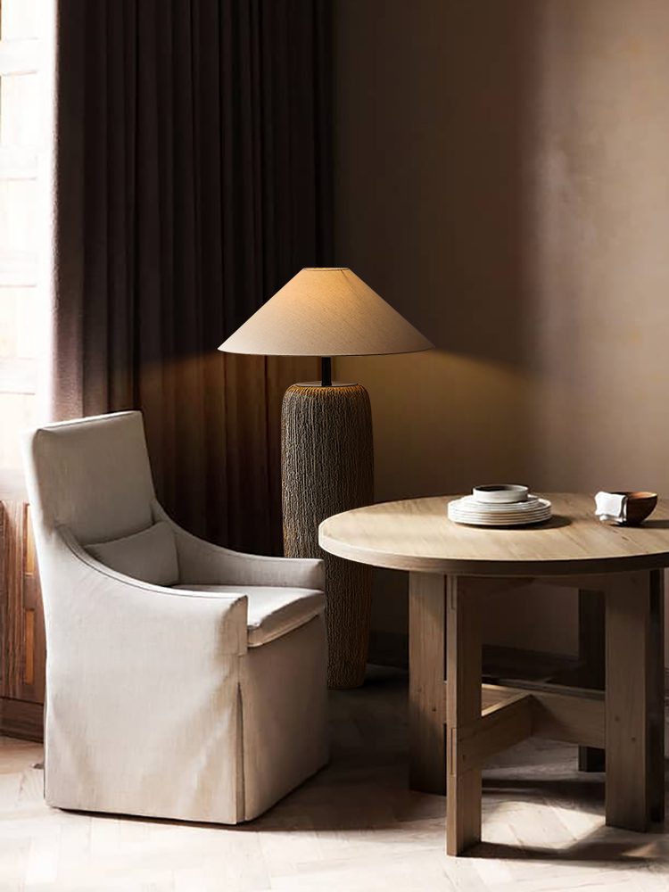 Lampe de sol en bois vieilli à l'élégance rustique – Parfaite pour les espaces de vie contemporains