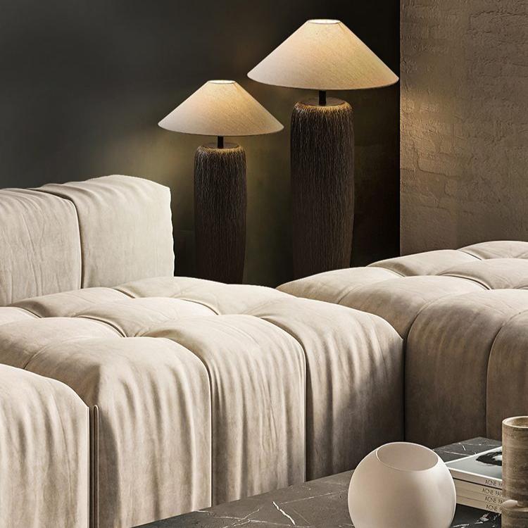 Lampe de sol en bois vieilli à l'élégance rustique – Parfaite pour les espaces de vie contemporains