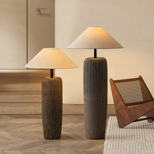 Lampe de sol en bois vieilli à l'élégance rustique – Parfaite pour les espaces de vie contemporains