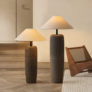 Floor lamp in aged wood with rustic elegance – Perfect for contemporary living spaces