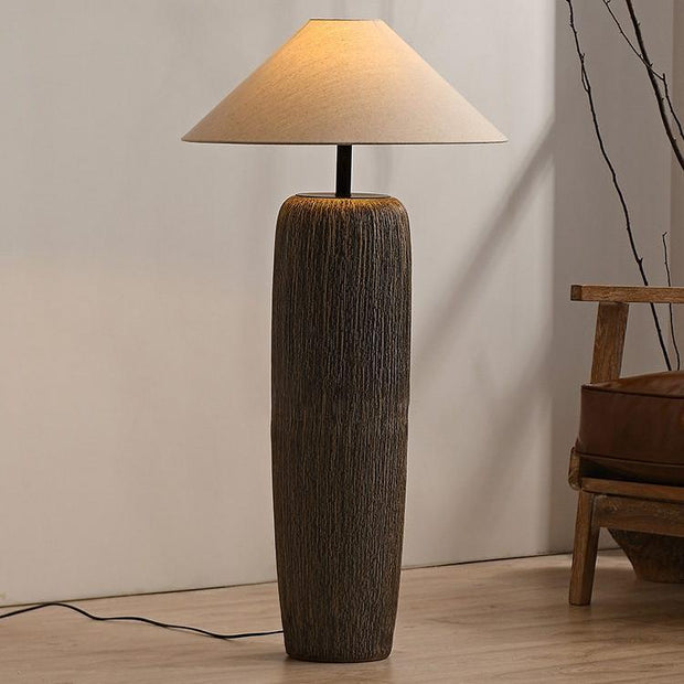 Floor lamp in aged wood with rustic elegance – Perfect for contemporary living spaces