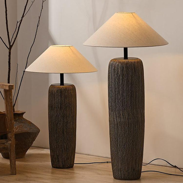 Floor lamp in aged wood with rustic elegance – Perfect for contemporary living spaces