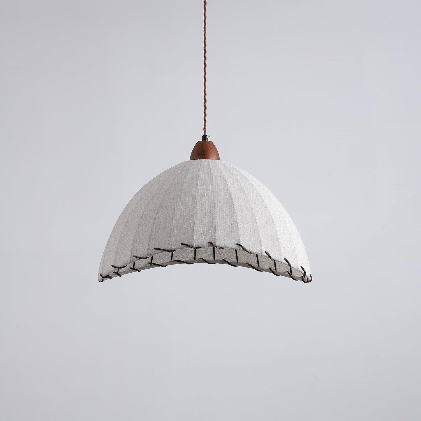 Suspension Élegante en Bois et Tissu – Harmonie Parfaite de Style et de Confort