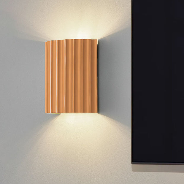Chic wall sconce with pleated lampshade – Elevate your space with modern elegance and soft illumination