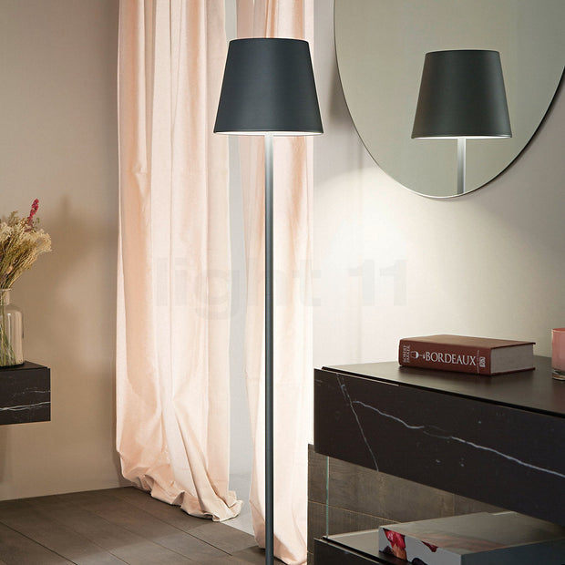Modern and elegant rechargeable LED floor lamp – Adjustable lighting for any space