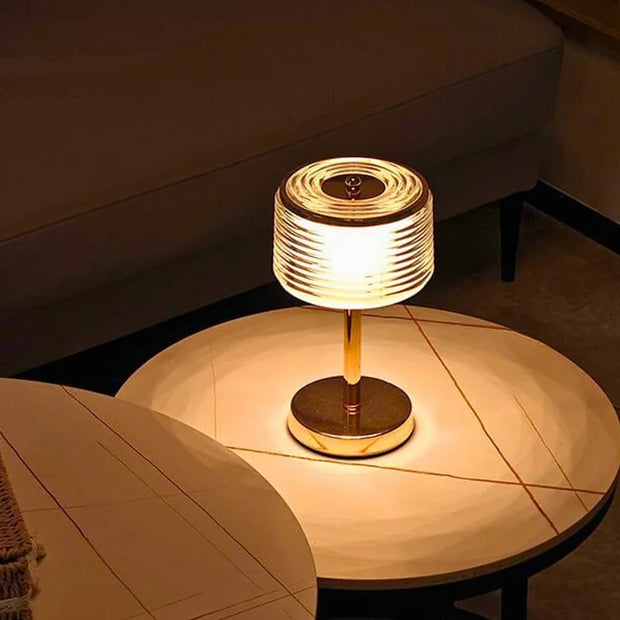 Elegant gold table lamp with chic layered lampshade – Bring modern elegance to your living room and office