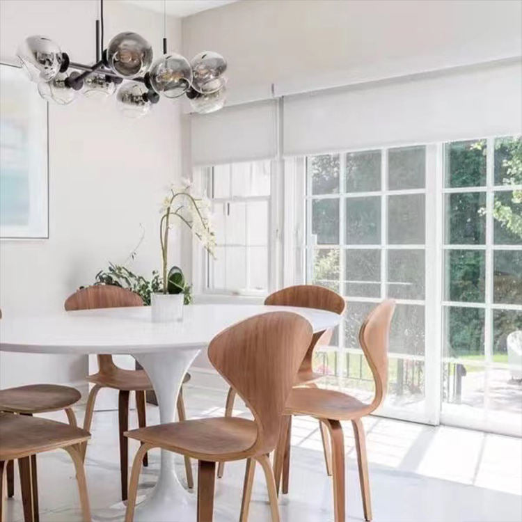 Elegante kroonluchter van hout en metaal – Verlichting met chique katoenen bollen voor verfijnde woon- en eetruimtes