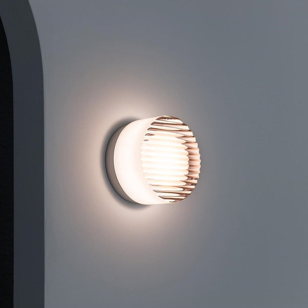 Elegant round LED wall sconce – Warm ambiance with Mylk glass diffuser for living room and bedroom decoration