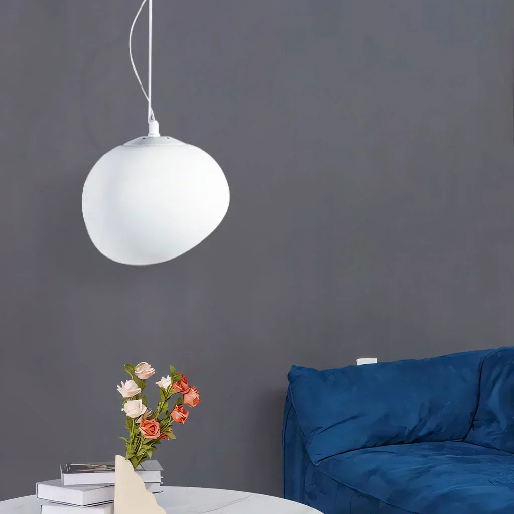 Modern LED-lampa med eleganta accenter i natursten och opalglas