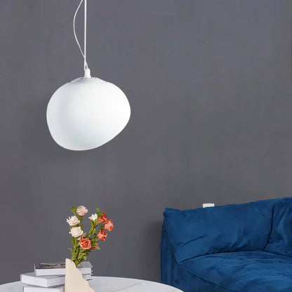 Modern LED-lampa med eleganta accenter i natursten och opalglas