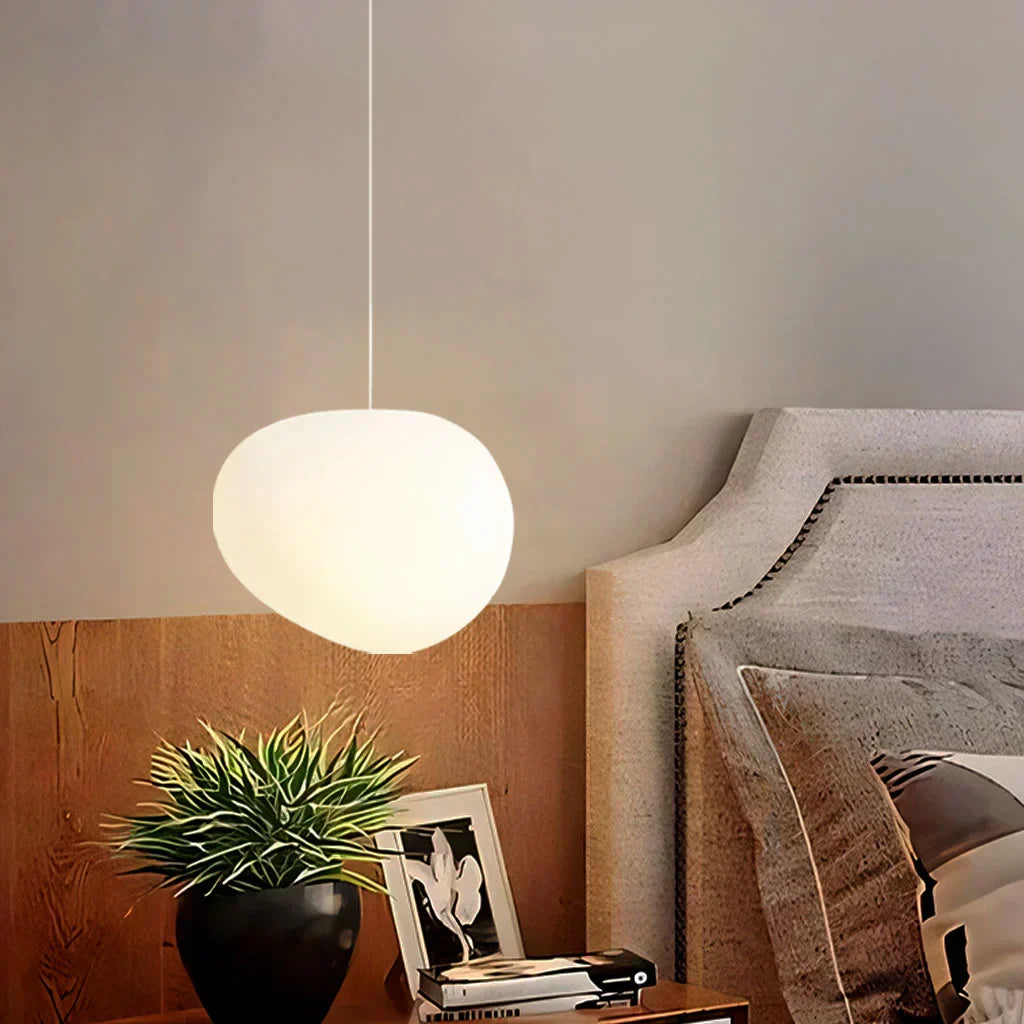 Modern LED-lampa med eleganta accenter i natursten och opalglas