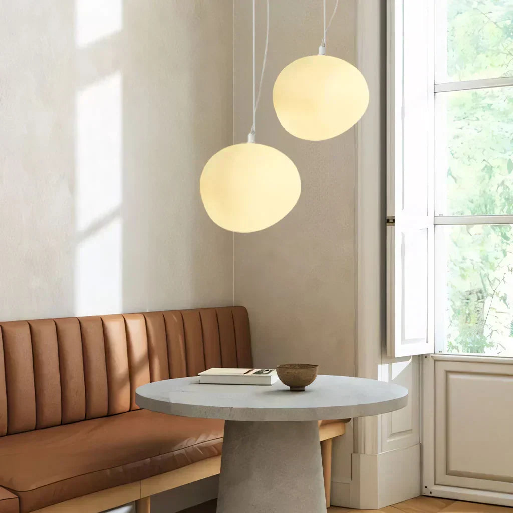 Modern LED-lampa med eleganta accenter i natursten och opalglas